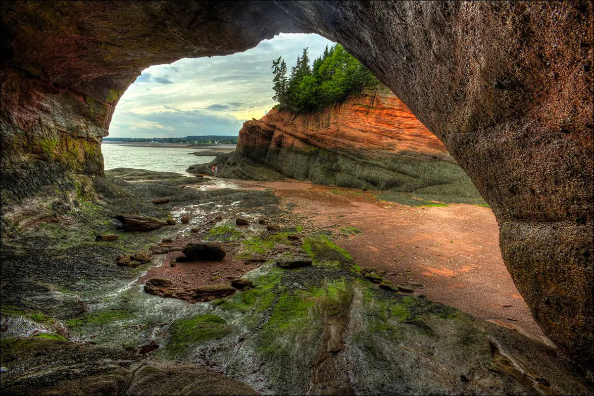 Пещеры на побережье залива Фанди в Нью-Брансуике